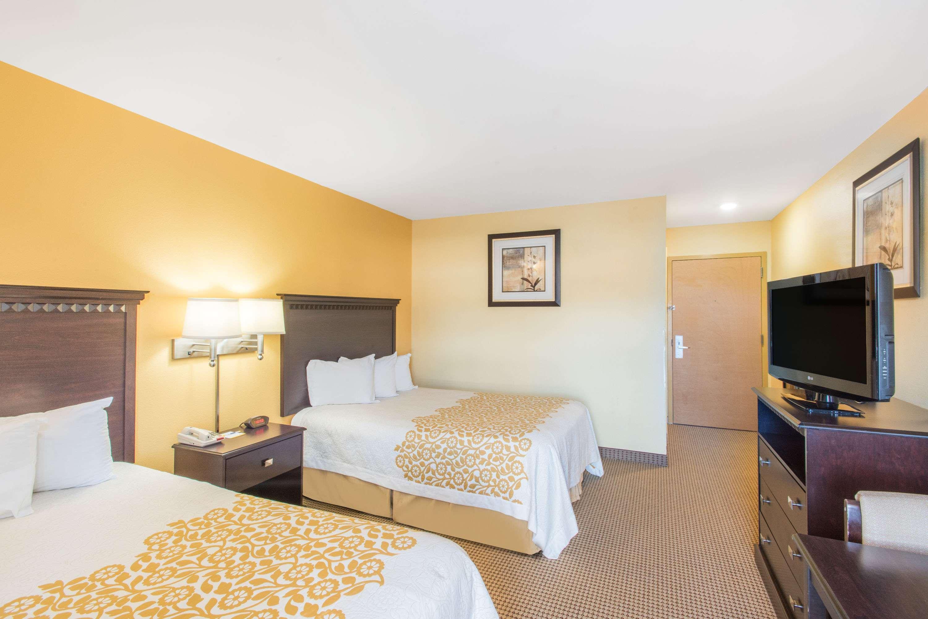 Days Inn by Wyndham Colchester Burlington Exterior foto