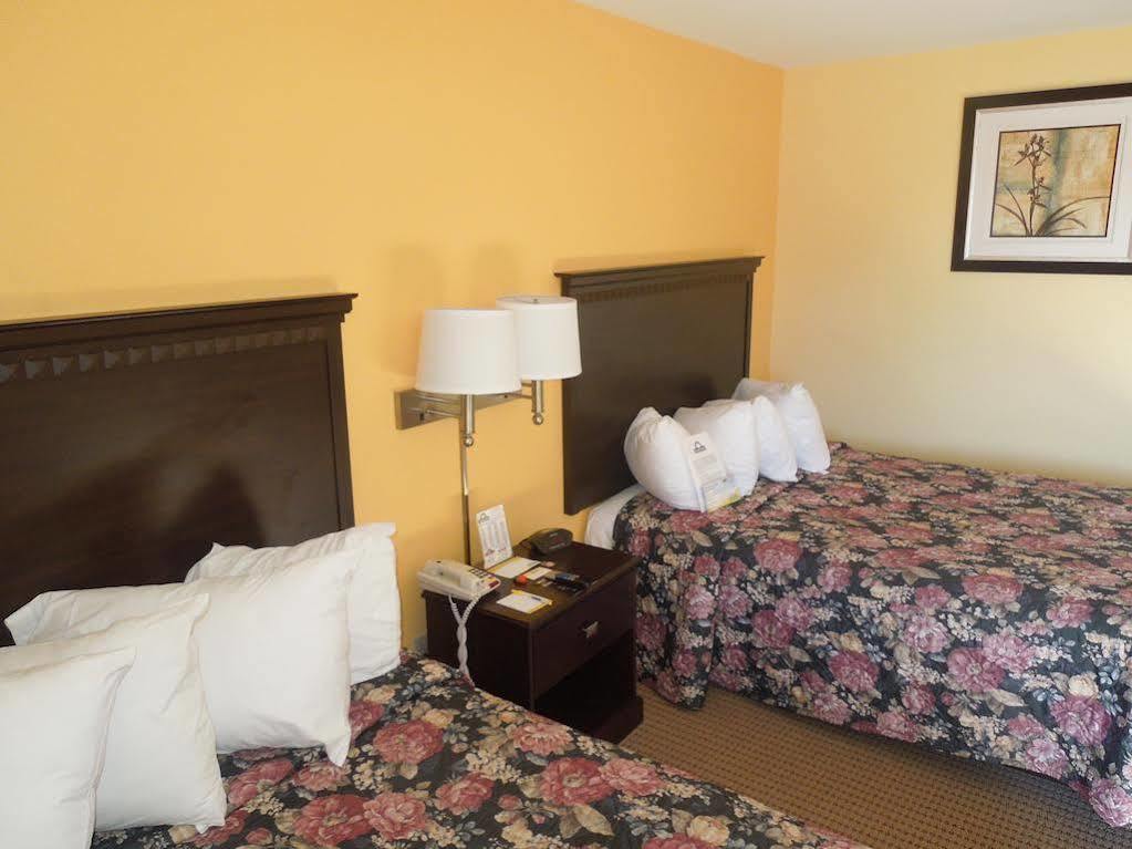 Days Inn by Wyndham Colchester Burlington Exterior foto