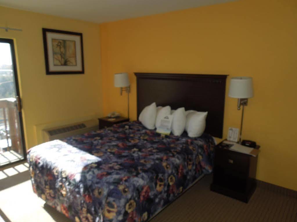 Days Inn by Wyndham Colchester Burlington Exterior foto